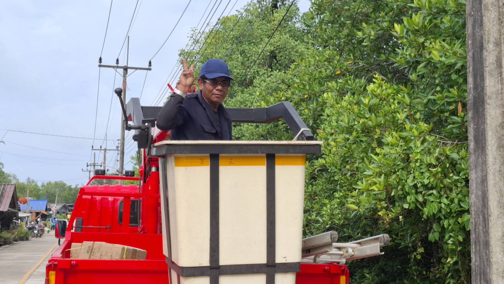 ปรับปรุงระบบไฟฟ้าส่องสว่างทางถนน ภายในเขตเทศบาลตำบลเกาะยาว